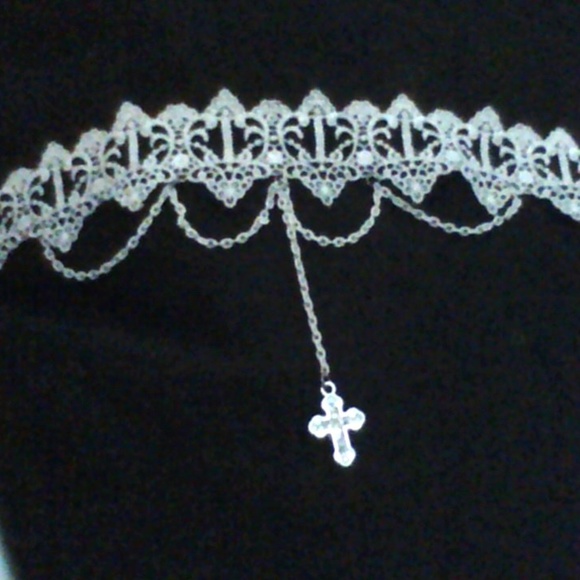 White choker with cross + silver trim - Picture 2 of 2